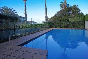 Our frameless glass fences enhance the blue in your swimming pool - pristine and divine